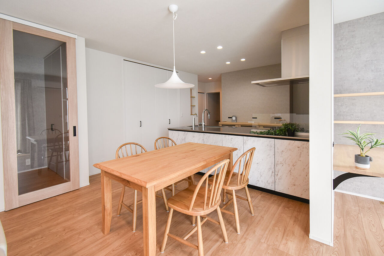 ワイケイホーム 【平屋】玄関とつながる広いガレージ。回遊式の水まわりなど軽快動線。たくさん収納がある片付くお家の建築実例画像3