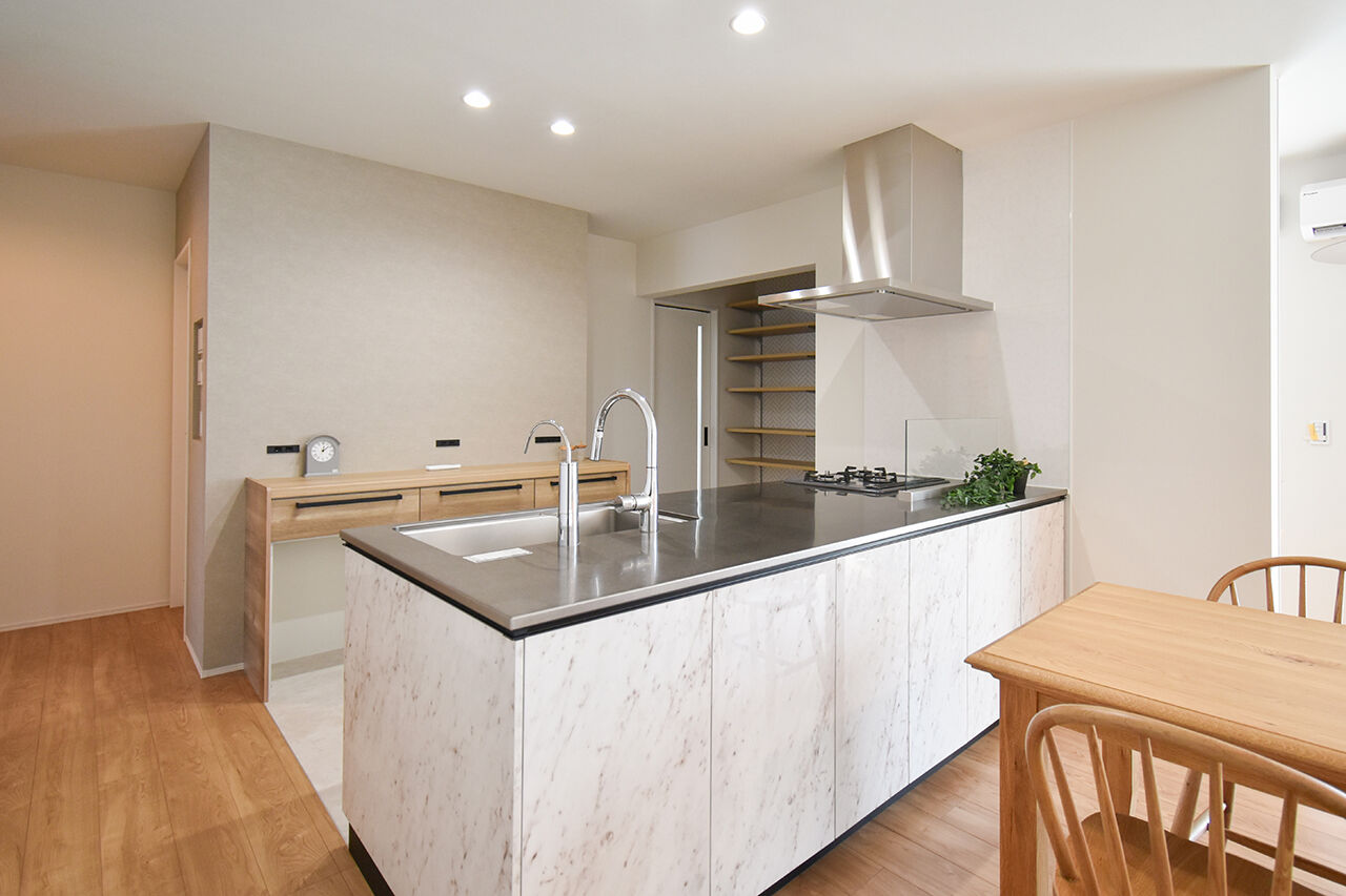 ワイケイホーム 【平屋】玄関とつながる広いガレージ。回遊式の水まわりなど軽快動線。たくさん収納がある片付くお家の建築実例画像4