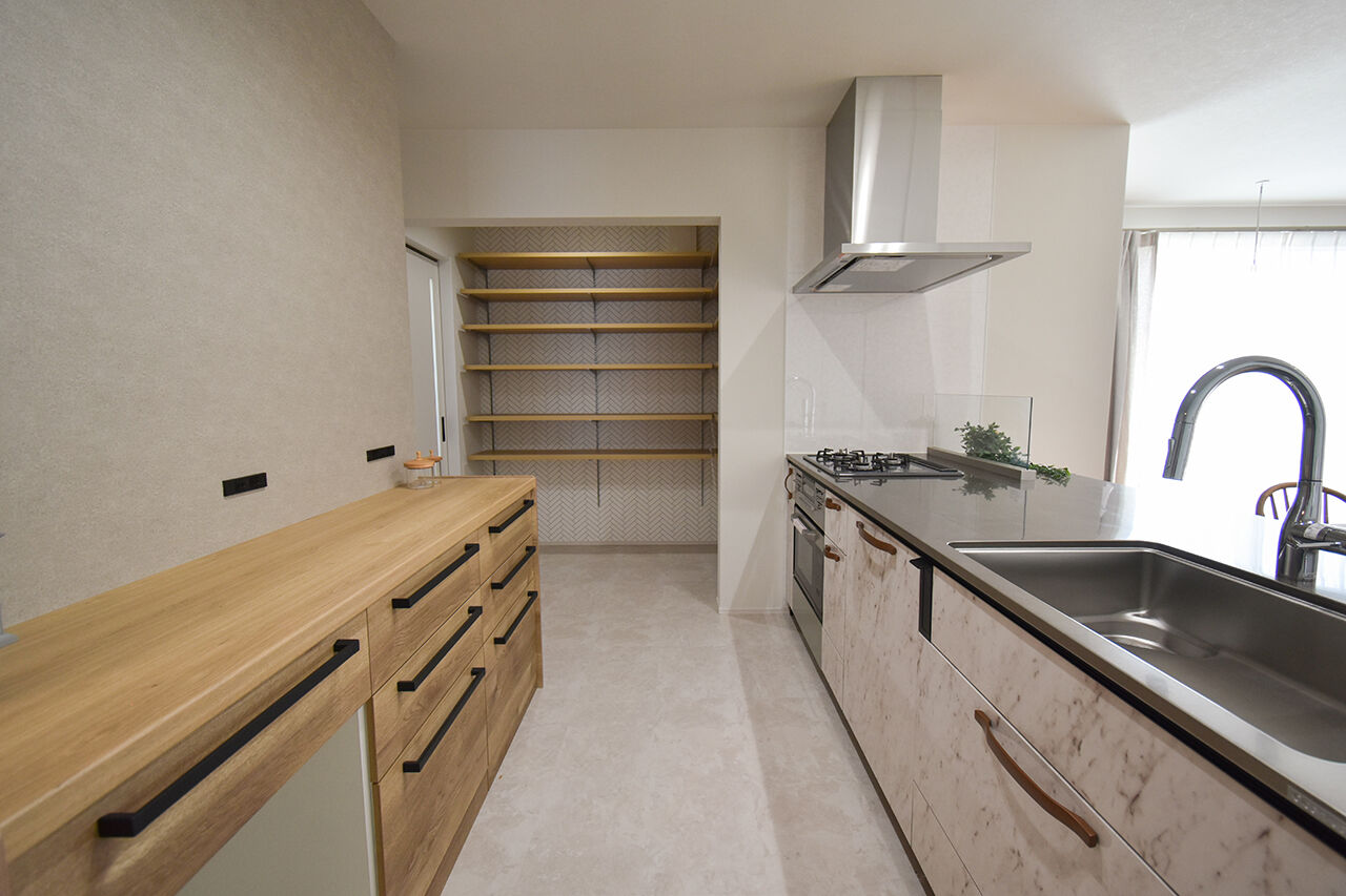 ワイケイホーム 【平屋】玄関とつながる広いガレージ。回遊式の水まわりなど軽快動線。たくさん収納がある片付くお家の建築実例画像5