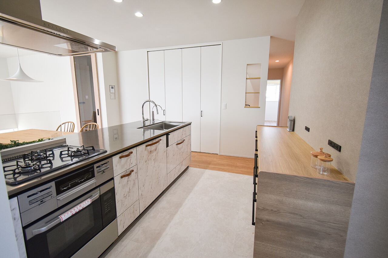 ワイケイホーム 【平屋】玄関とつながる広いガレージ。回遊式の水まわりなど軽快動線。たくさん収納がある片付くお家の建築実例画像6