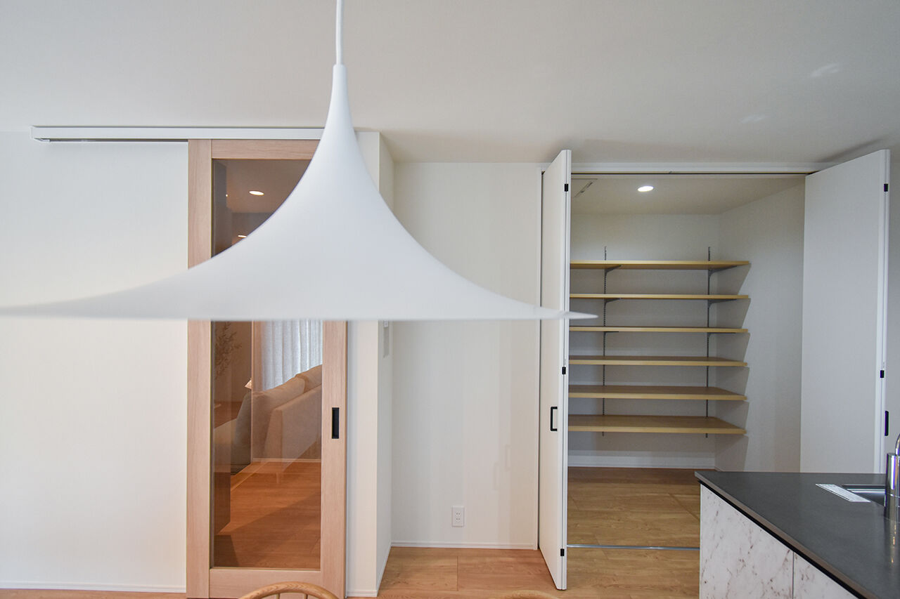 ワイケイホーム 【平屋】玄関とつながる広いガレージ。回遊式の水まわりなど軽快動線。たくさん収納がある片付くお家の建築実例画像8