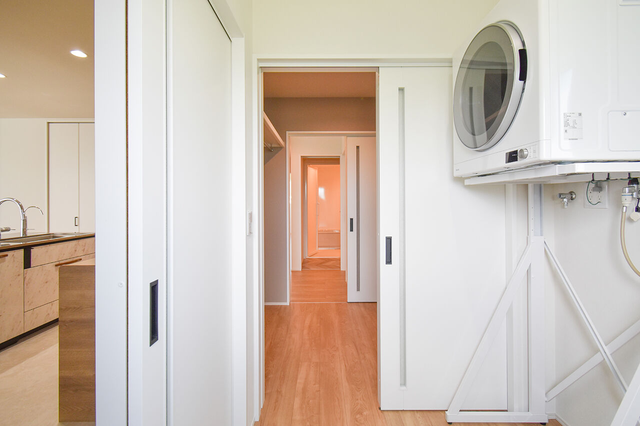 ワイケイホーム 【平屋】玄関とつながる広いガレージ。回遊式の水まわりなど軽快動線。たくさん収納がある片付くお家の建築実例画像9