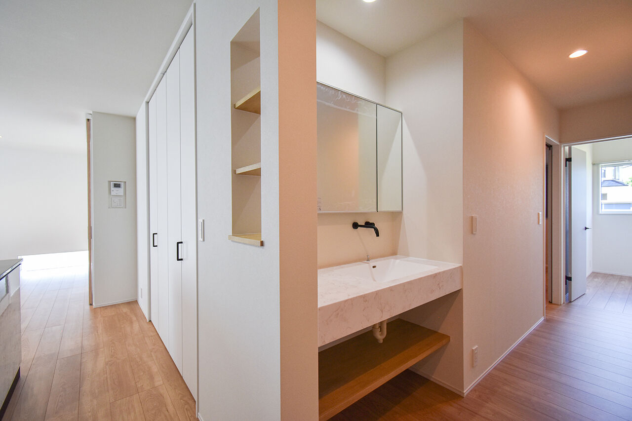 ワイケイホーム 【平屋】玄関とつながる広いガレージ。回遊式の水まわりなど軽快動線。たくさん収納がある片付くお家の建築実例画像10