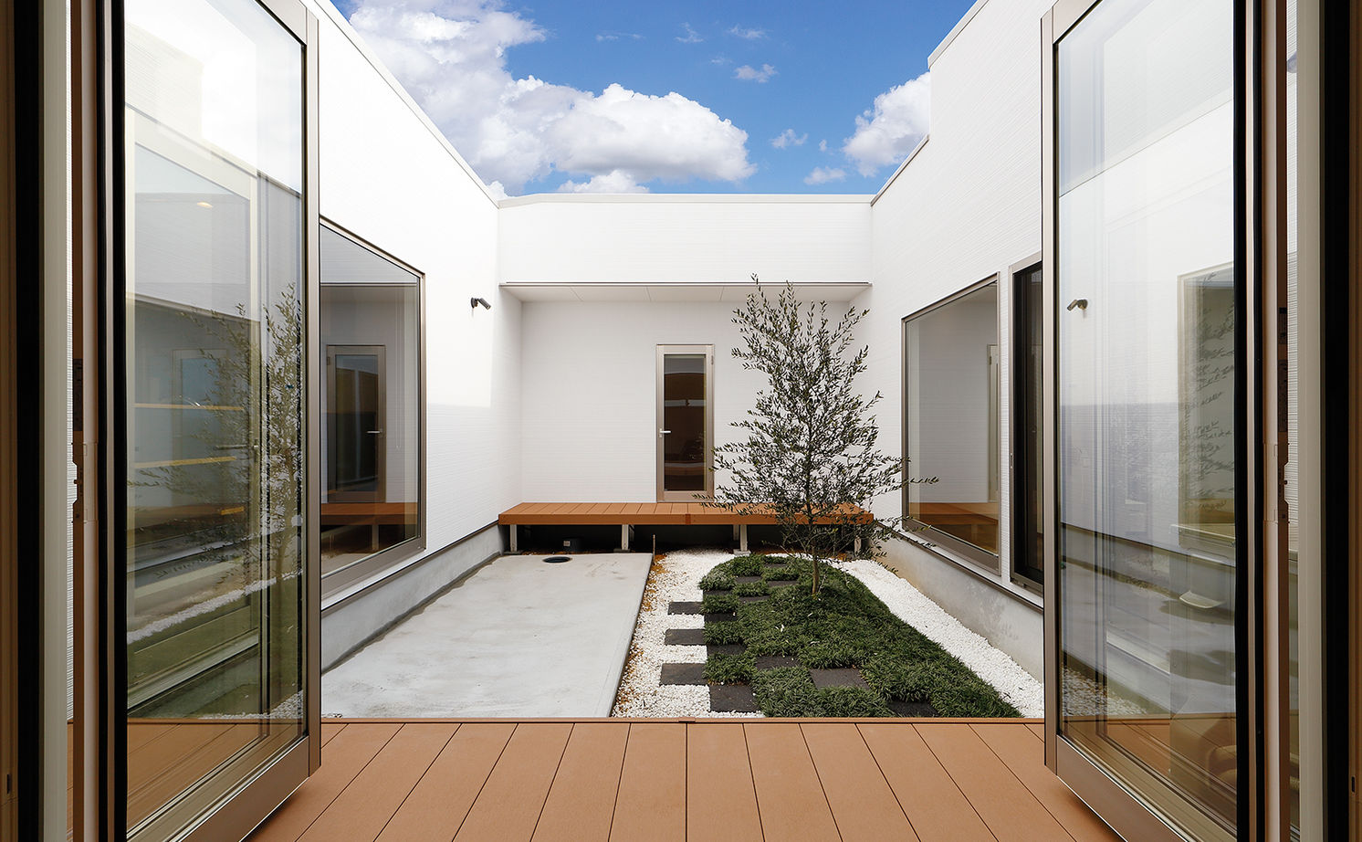 アートハウス 2500万円×東近江市|平屋のデザイナーズ住宅。風を感じながらまったりと過ごす、中庭のある家の建築実例画像2