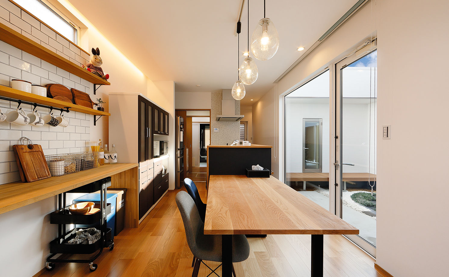 アートハウス 2500万円×東近江市|平屋のデザイナーズ住宅。風を感じながらまったりと過ごす、中庭のある家の建築実例画像6