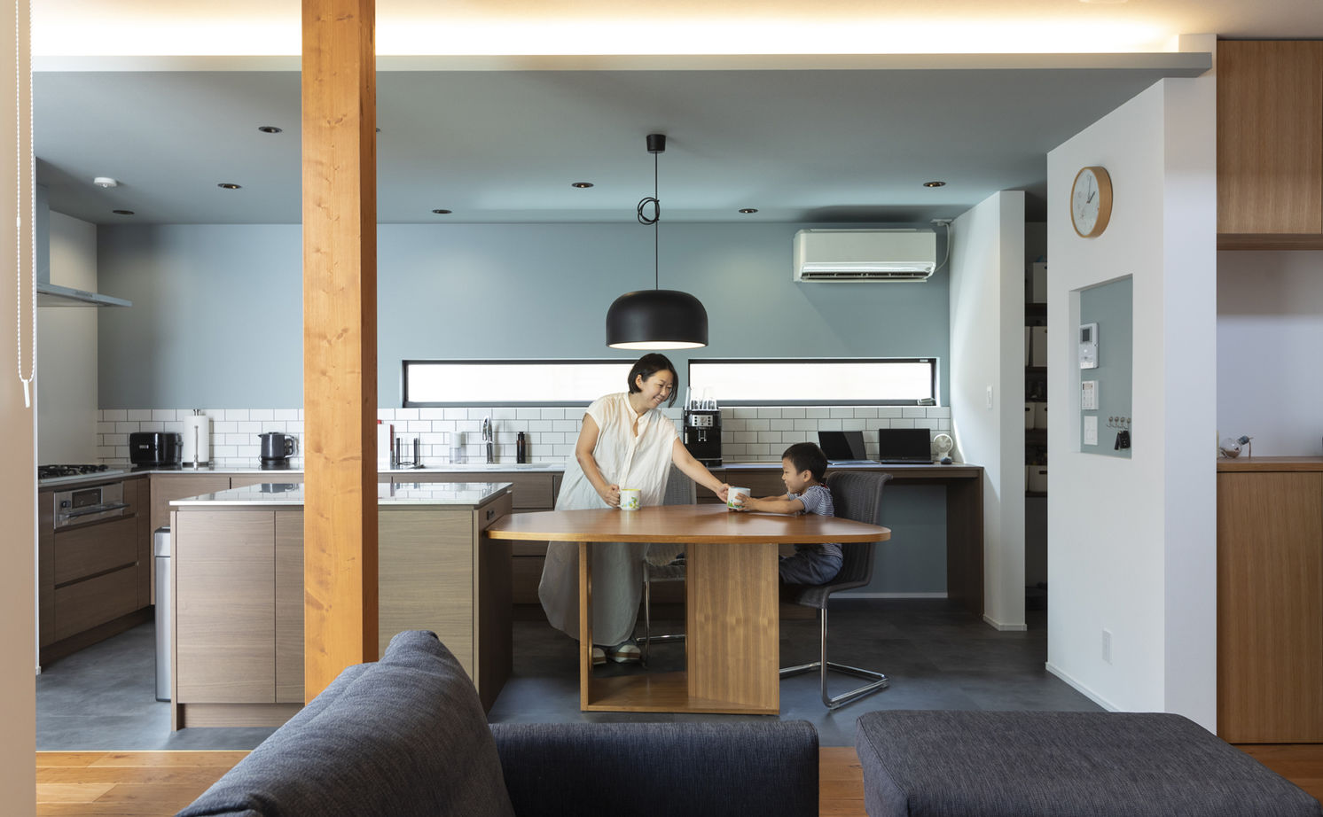 アートハウス 3000万円台×大津市|自然とのつながり、機能的な家事動線、共働き夫婦が建てた中庭のある家の建築実例画像