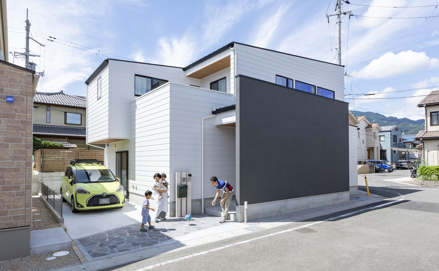 アートハウス 3000万円台×大津市|自然とのつながり、機能的な家事動線、共働き夫婦が建てた中庭のある家の建築実例画像2