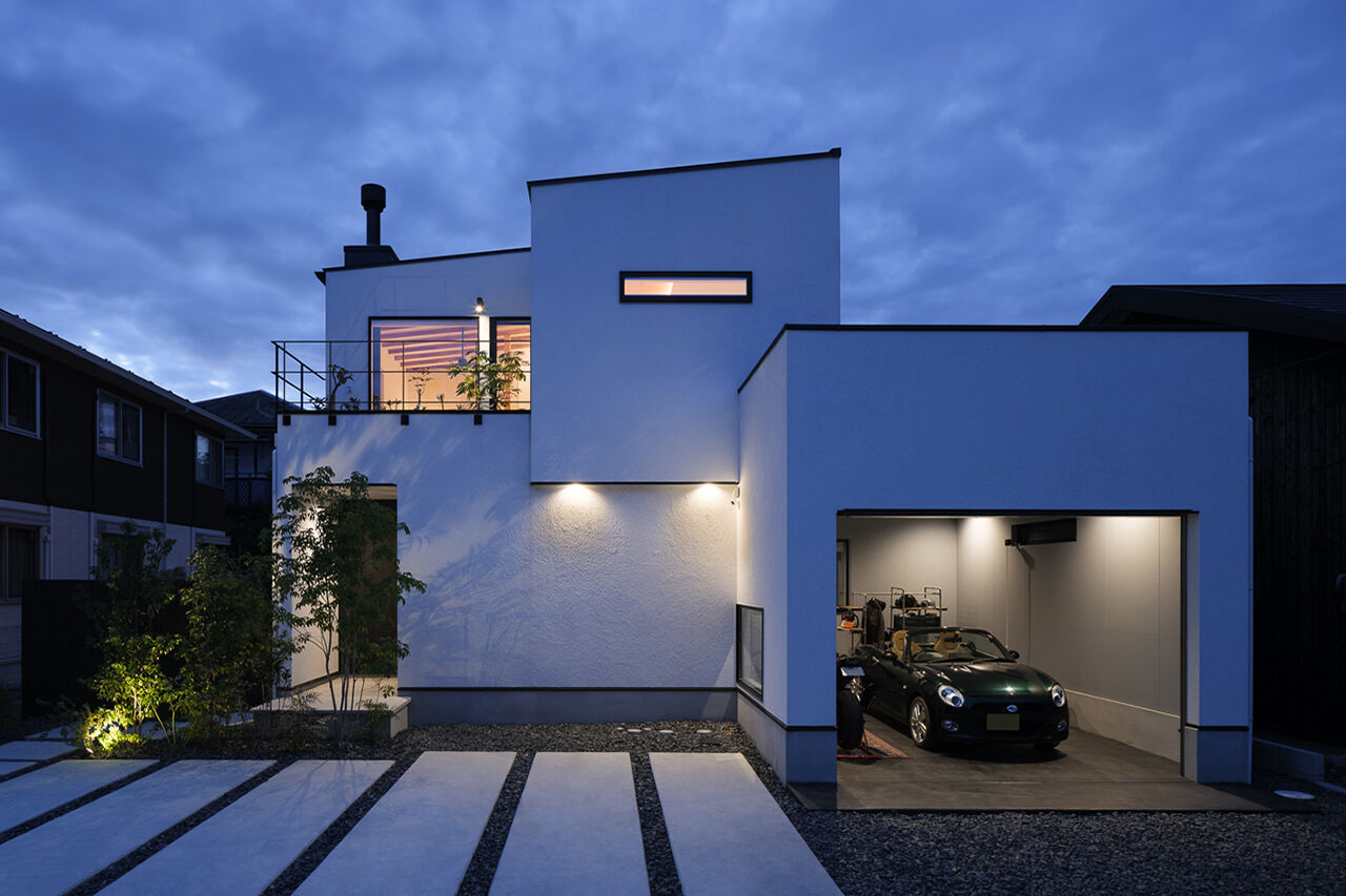 アートハウス 3000万円台×大津市×土間リビング｜憧れていた夢の城！書斎から愛車を眺められるガレージハウスの建築実例画像