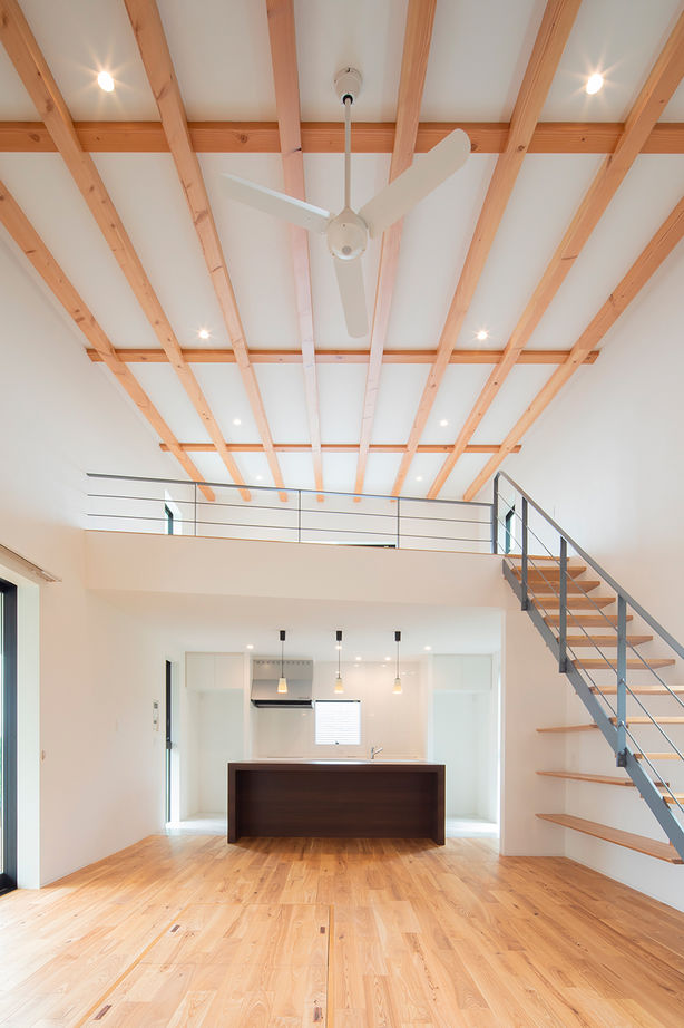 明和ホーム 【平屋風/約25坪/3LDK】吹抜けの大空間リビング＋ロフト。平屋のように暮らせるリゾートライクな2階建ての建築実例画像2