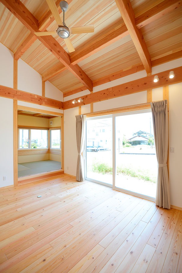 明和ホーム 【平屋/約24坪/4LDK】すべての居室と直接行き来ができる「真ん中LDK」。真壁造りの和モダンな平屋の建築実例画像2