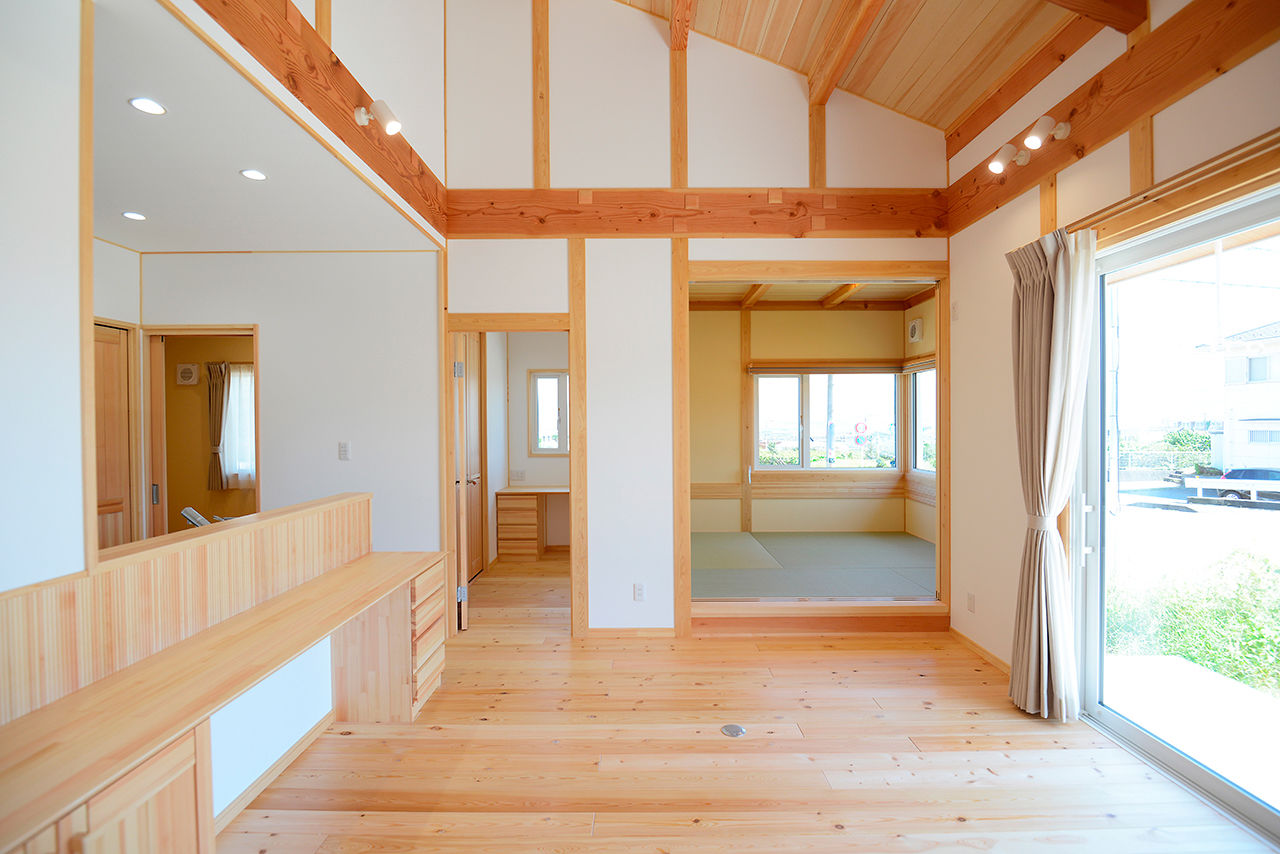 明和ホーム 【平屋/約24坪/4LDK】すべての居室と直接行き来ができる「真ん中LDK」。真壁造りの和モダンな平屋の建築実例画像3