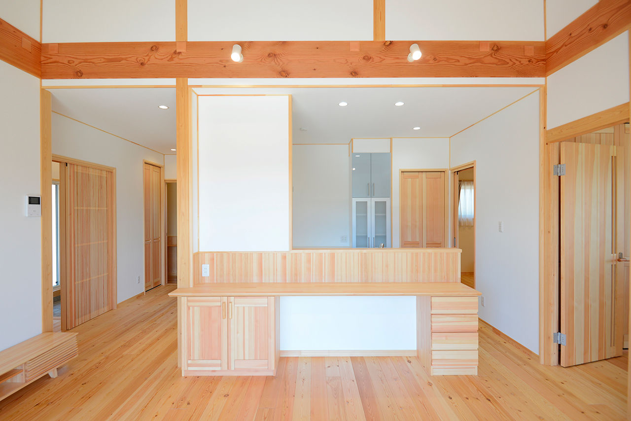 明和ホーム 【平屋/約24坪/4LDK】すべての居室と直接行き来ができる「真ん中LDK」。真壁造りの和モダンな平屋の建築実例画像4