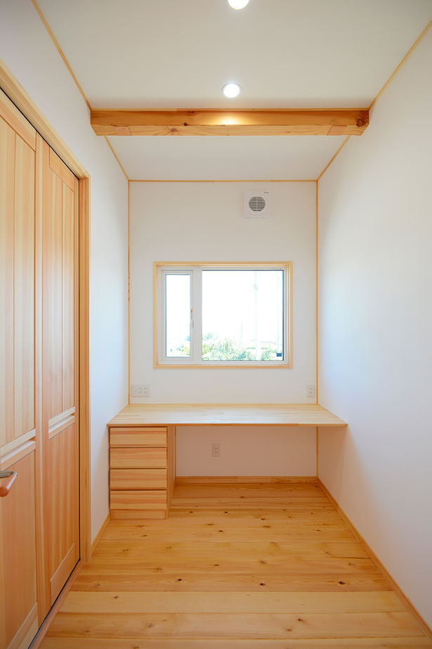 明和ホーム 【平屋/約24坪/4LDK】すべての居室と直接行き来ができる「真ん中LDK」。真壁造りの和モダンな平屋の建築実例画像8