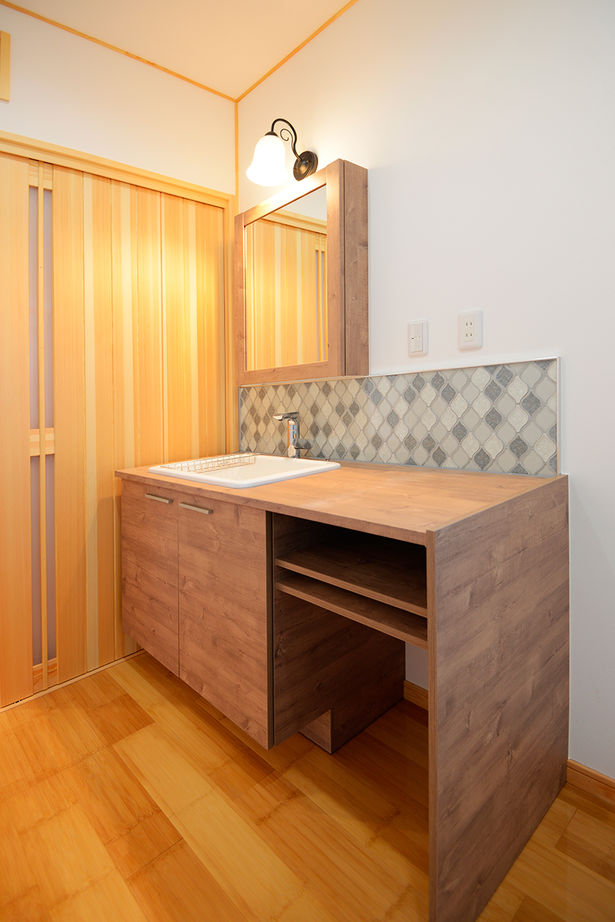 明和ホーム 【平屋/約24坪/4LDK】すべての居室と直接行き来ができる「真ん中LDK」。真壁造りの和モダンな平屋の建築実例画像9