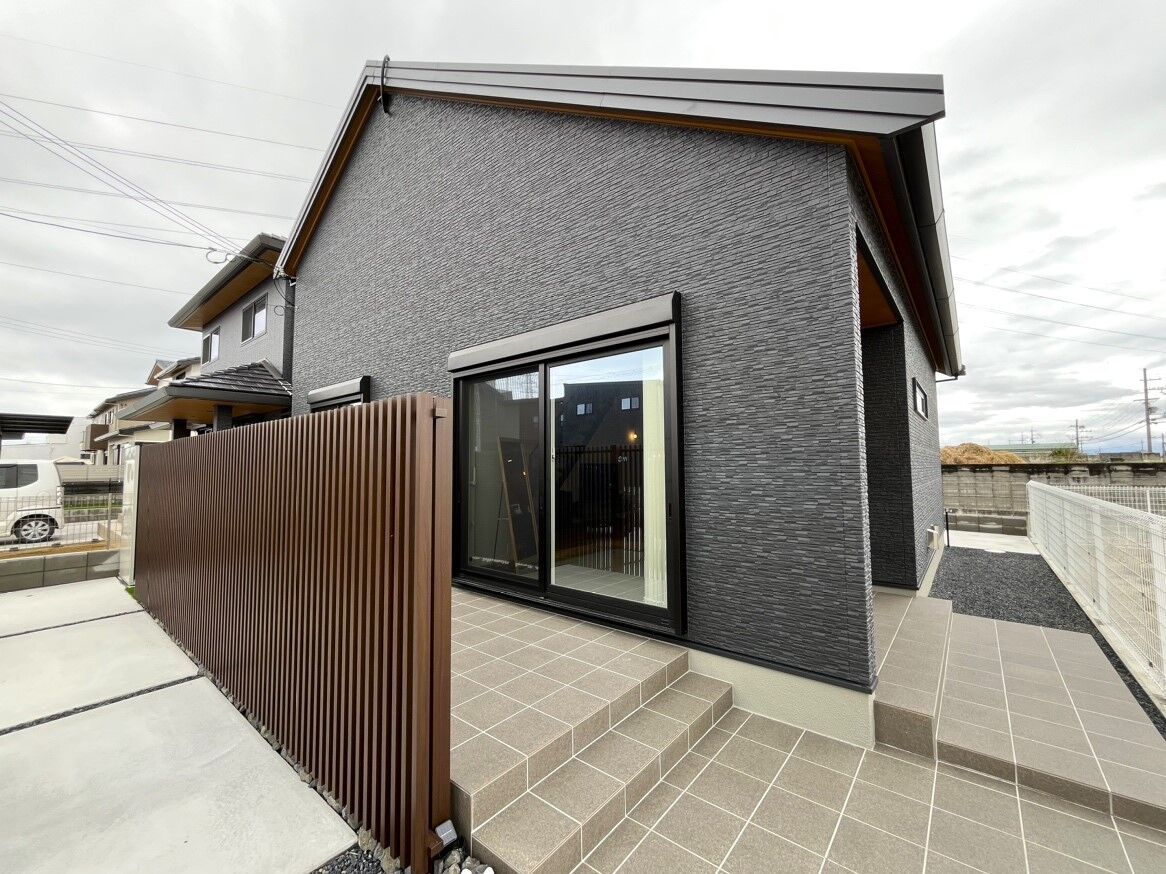 桧家住宅　(日本中央住販) 【吹き抜け/木目天井/土間収納】勾配天井の吹き抜けと美しい木目天井が映える、開放感あふれるデザイン住宅の建築実例画像