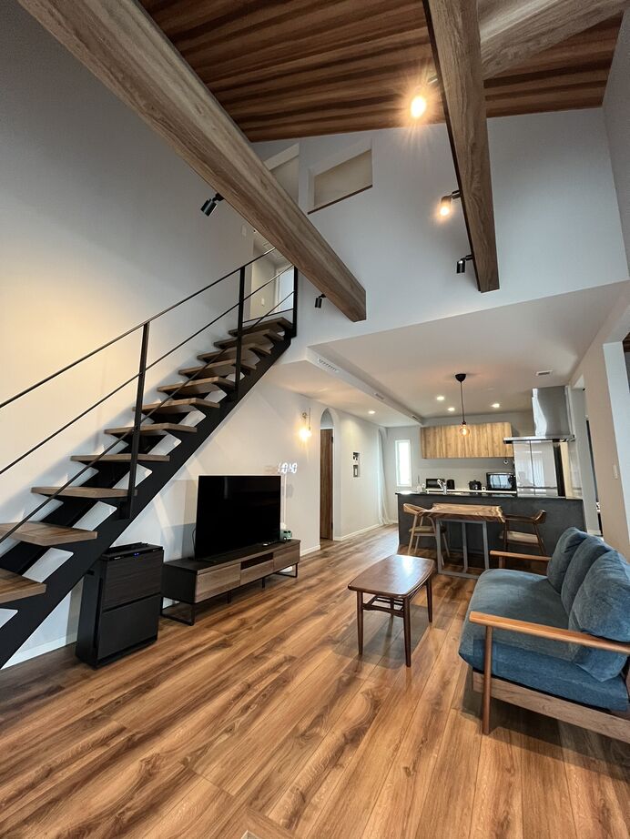 桧家住宅　(日本中央住販) 【吹き抜け/木目天井/土間収納】勾配天井の吹き抜けと美しい木目天井が映える、開放感あふれるデザイン住宅の建築実例画像2