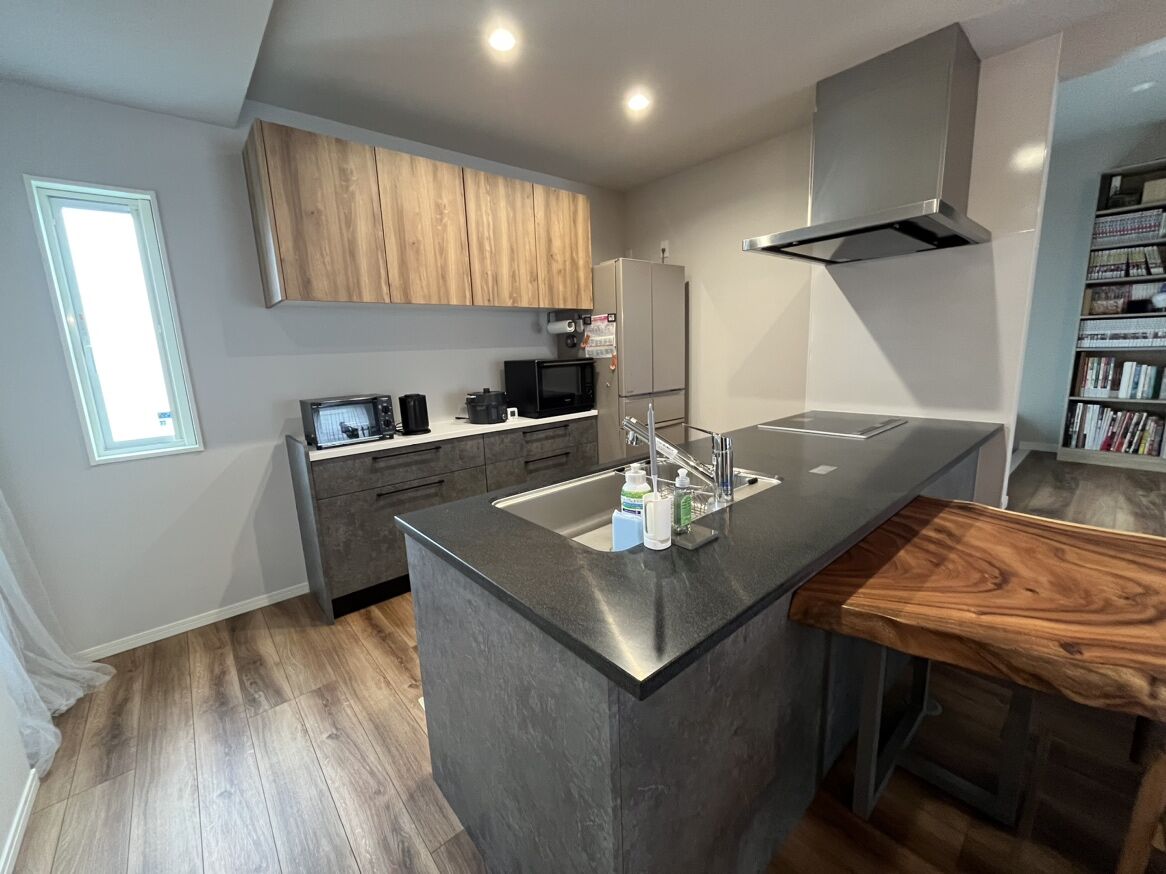 桧家住宅　(日本中央住販) 【吹き抜け/木目天井/土間収納】勾配天井の吹き抜けと美しい木目天井が映える、開放感あふれるデザイン住宅の建築実例画像3