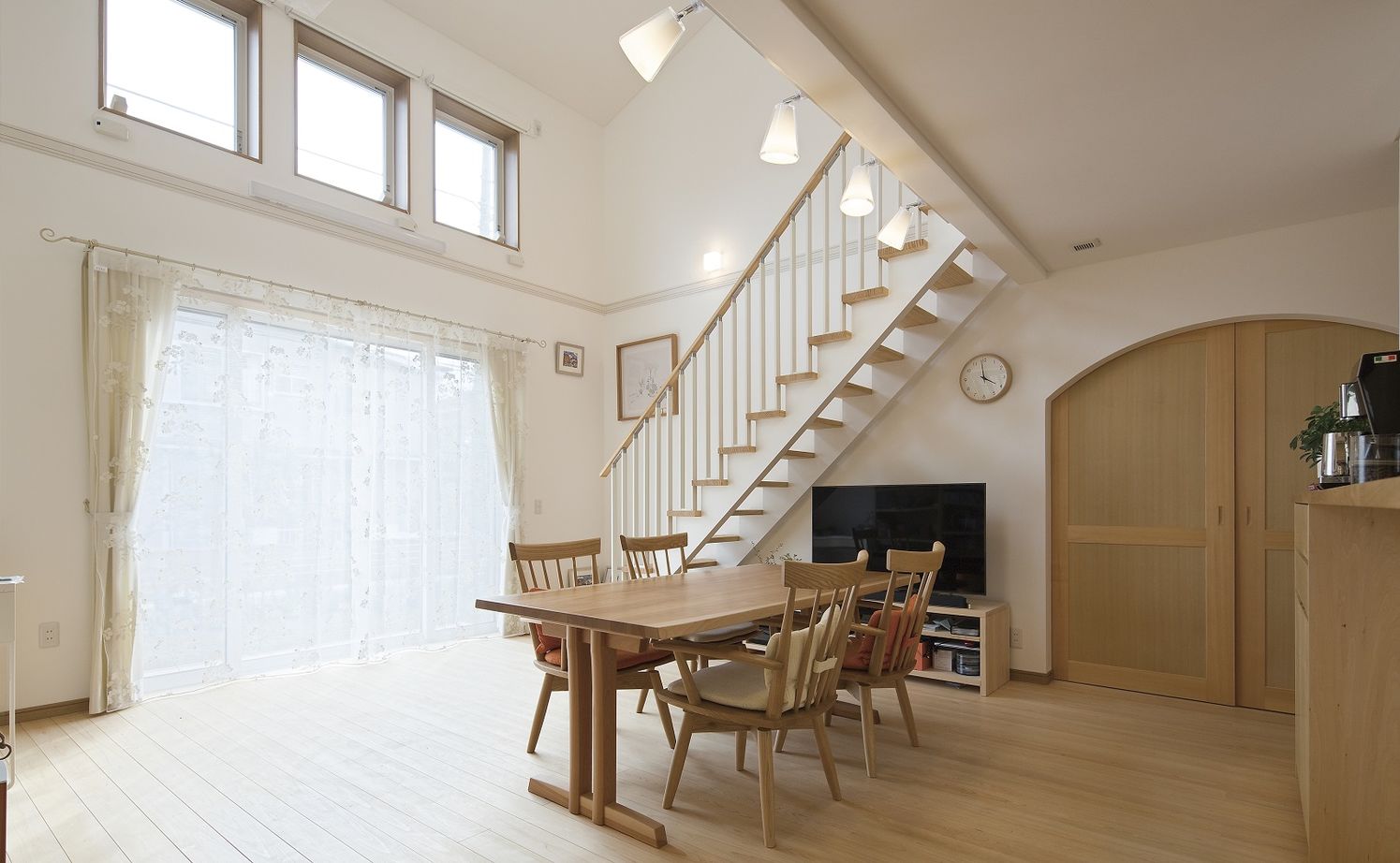 イソダ 【3000万円台/30坪台/間取り図あり】桧の床とソーラーサーキット工法で叶える身体に優しい住環境の建築実例画像2