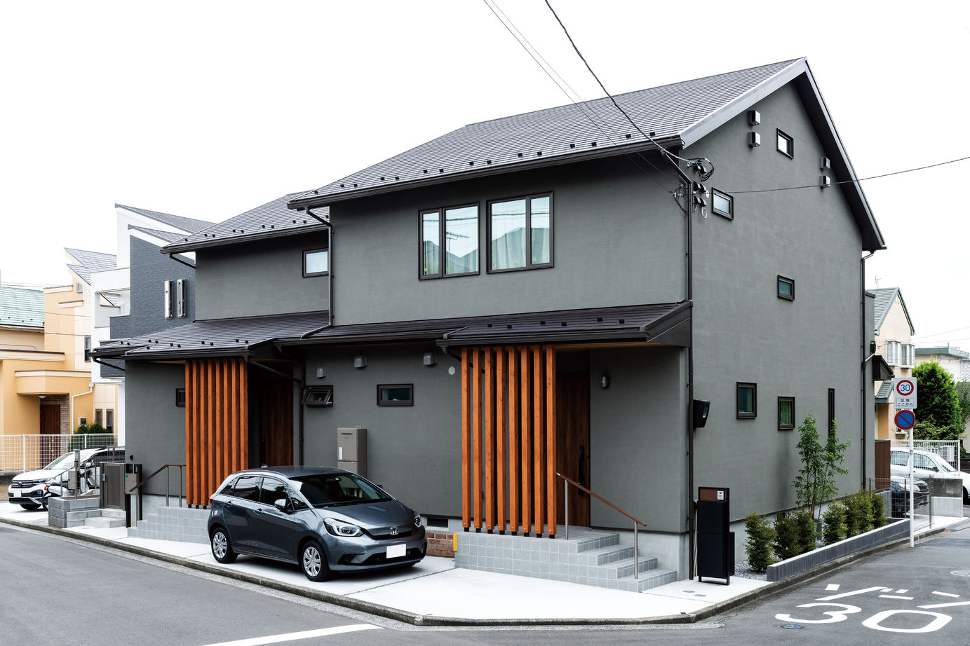 イソダ 【4000万円台/50坪台/間取り図あり】アクセントカラーが光る北欧スタイルの二世帯住宅の建築実例画像2