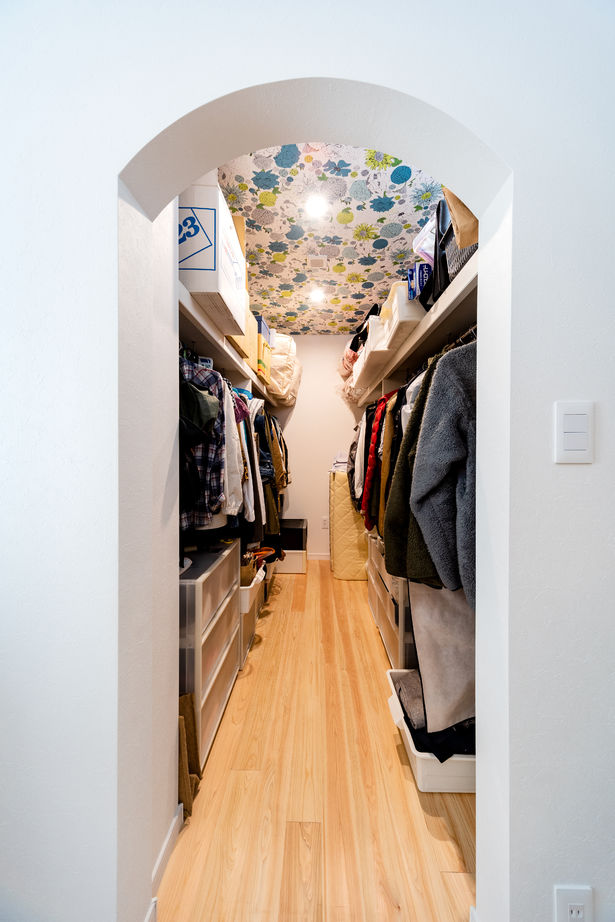 イソダ 【4000万円台/50坪台/間取り図あり】アクセントカラーが光る北欧スタイルの二世帯住宅の建築実例画像9