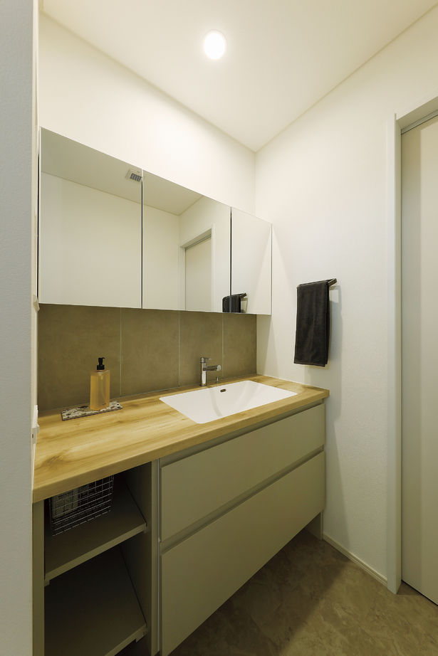 イソダ 【自然素材／間取り図有り／収納充実】吹き抜けが家族をつなぐ。収納充実でゆとりある住まいの建築実例画像6