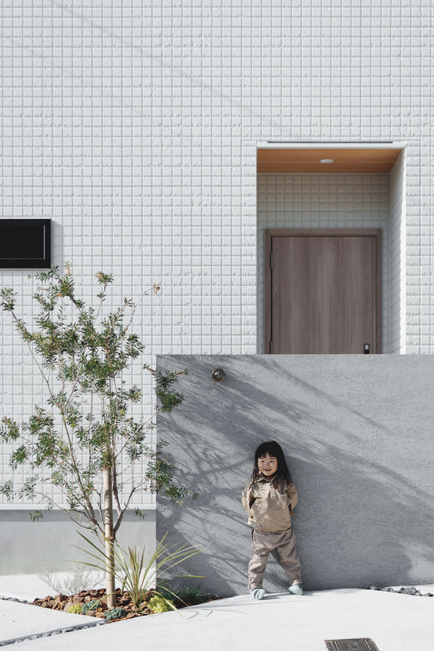 LIVIA(リビア)一級建築士事務所 【京都/2000万円台/間取図】テラスや吹抜けから光を採り込んだ、グレーが映える細部まで美しい家の建築実例画像3