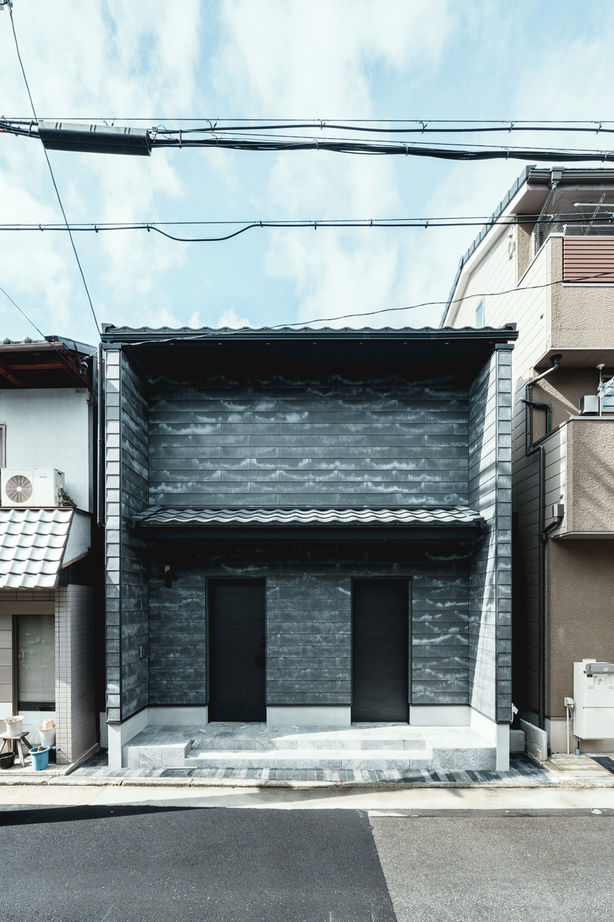 LIVIA(リビア)一級建築士事務所 【京都/狭小/中庭/間取図】美しさと家族のつながりを追求した、外から中が見えないライトコートのある家の建築実例画像1