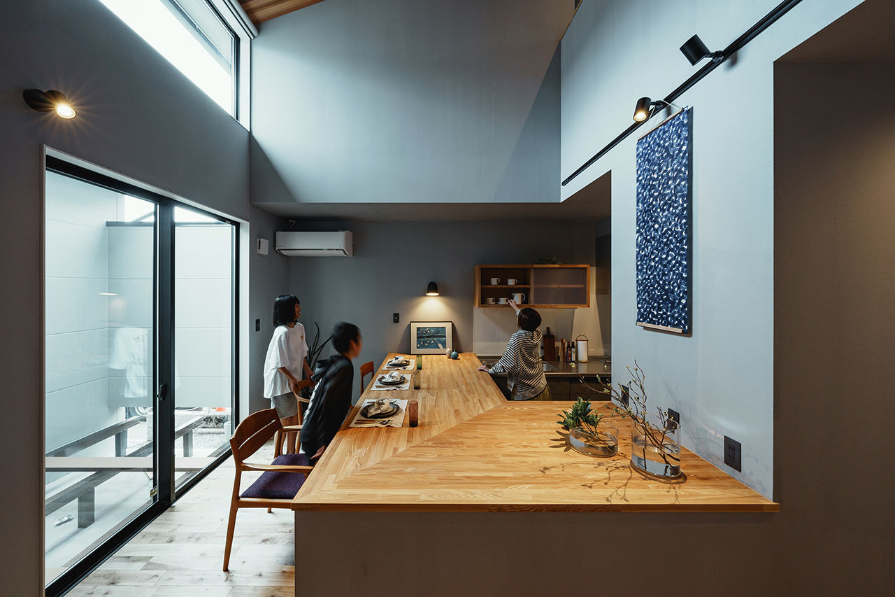 LIVIA(リビア)一級建築士事務所 【京都/2000万円台/30坪以下/吹抜け/間取図】大きな造作のダイニングテーブルが家族をつなぐシンプルハウスの建築実例画像2