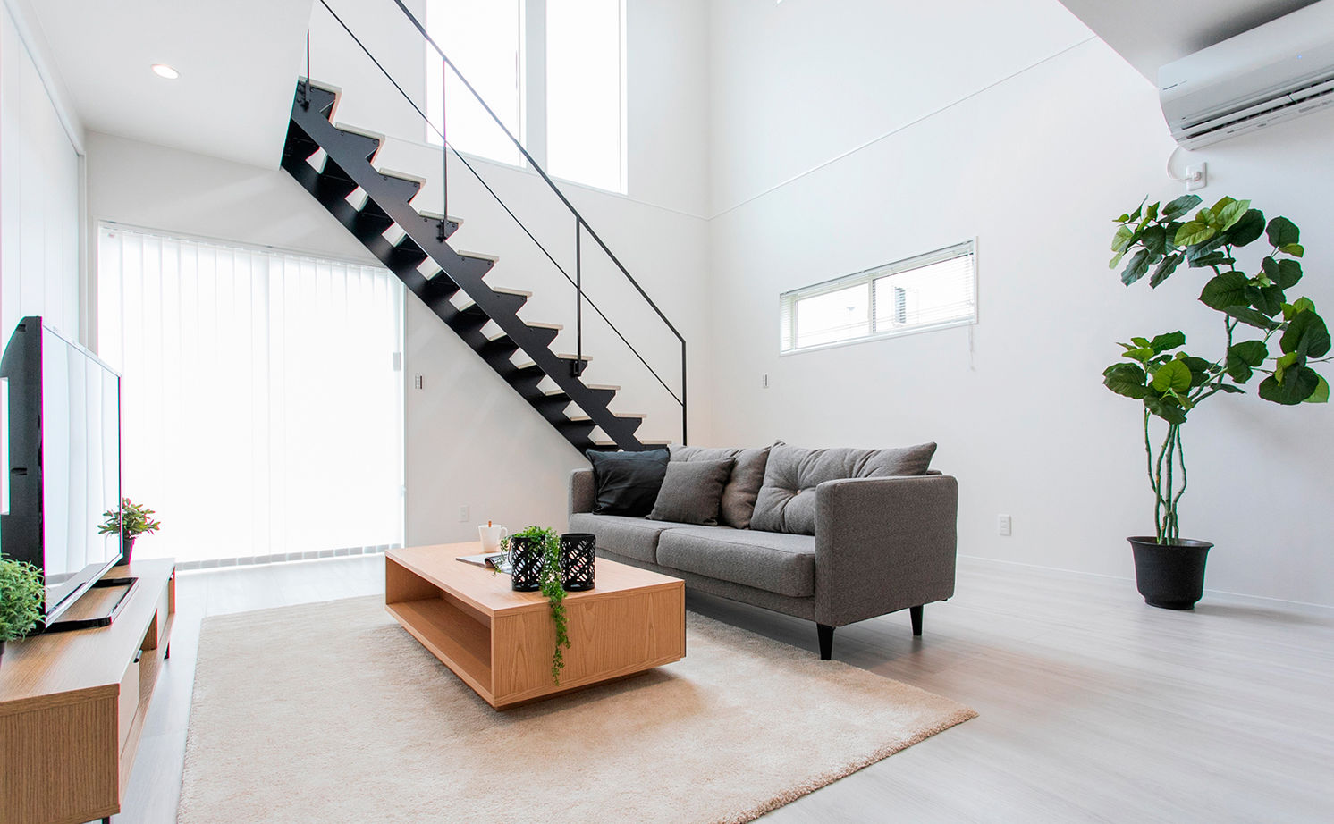 昭和ハウジング泉州・パナソニックビルダーズグループ 【2000万円台/テクノ工法/貝塚市/おしゃれ】窓のない外観に、明るい吹抜けのリビング。ギャップを楽しむ家の建築実例画像2