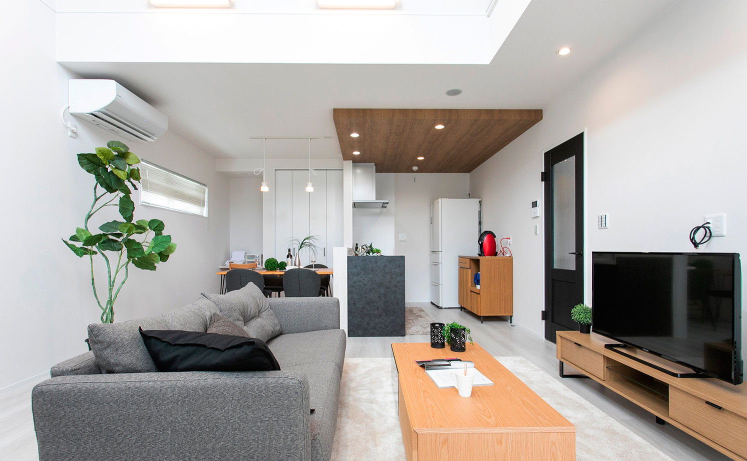 昭和ハウジング泉州・パナソニックビルダーズグループ 【2000万円台/テクノ工法/貝塚市/おしゃれ】窓のない外観に、明るい吹抜けのリビング。ギャップを楽しむ家の建築実例画像3