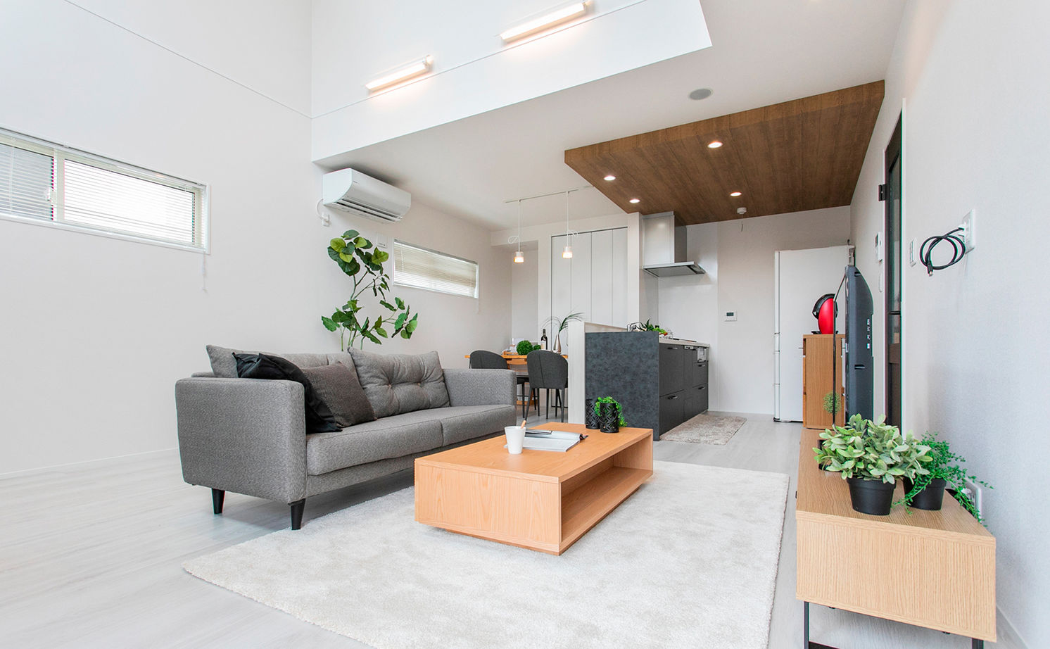 昭和ハウジング泉州・パナソニックビルダーズグループ 【2000万円台/テクノ工法/貝塚市/おしゃれ】窓のない外観に、明るい吹抜けのリビング。ギャップを楽しむ家の建築実例画像4