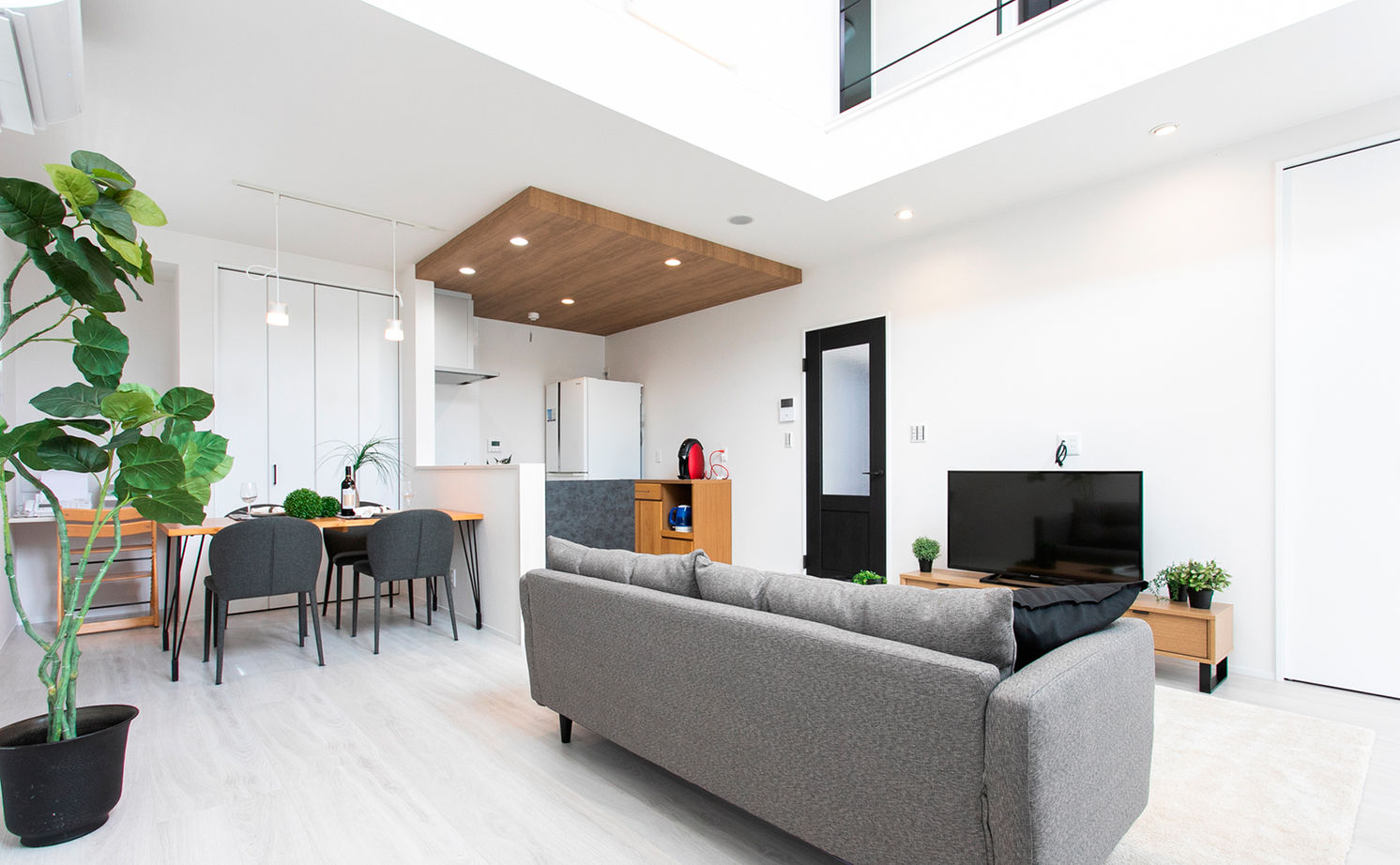 昭和ハウジング泉州・パナソニックビルダーズグループ 【2000万円台/テクノ工法/貝塚市/おしゃれ】窓のない外観に、明るい吹抜けのリビング。ギャップを楽しむ家の建築実例画像5