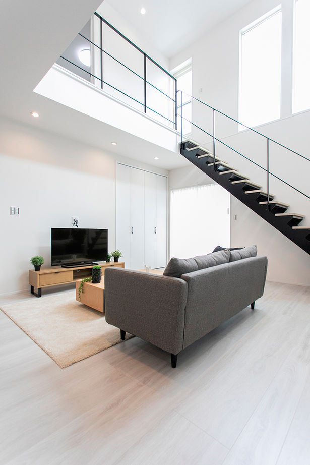 昭和ハウジング泉州・パナソニックビルダーズグループ 【2000万円台/テクノ工法/貝塚市/おしゃれ】窓のない外観に、明るい吹抜けのリビング。ギャップを楽しむ家の建築実例画像7