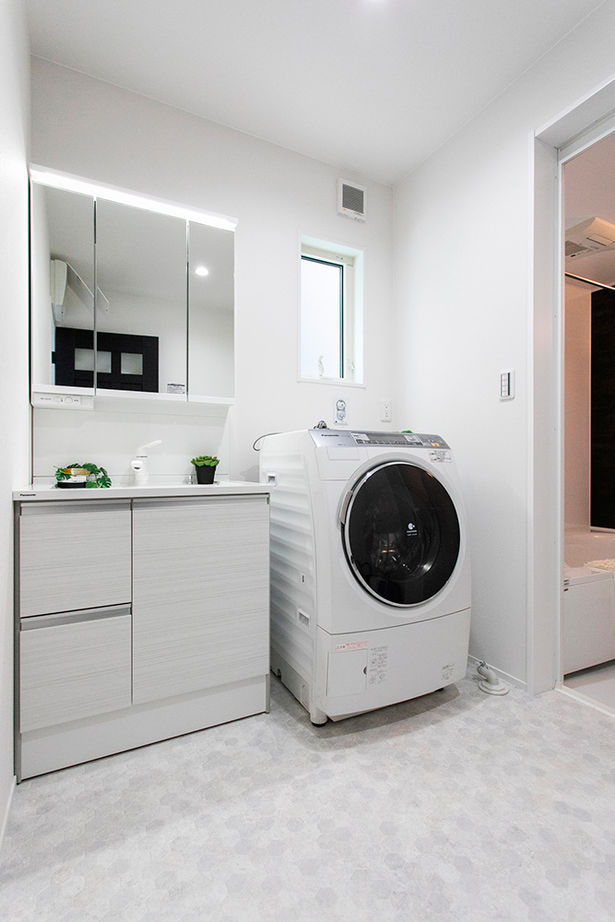 昭和ハウジング泉州・パナソニックビルダーズグループ 【2000万円台/テクノ工法/貝塚市/おしゃれ】窓のない外観に、明るい吹抜けのリビング。ギャップを楽しむ家の建築実例画像15