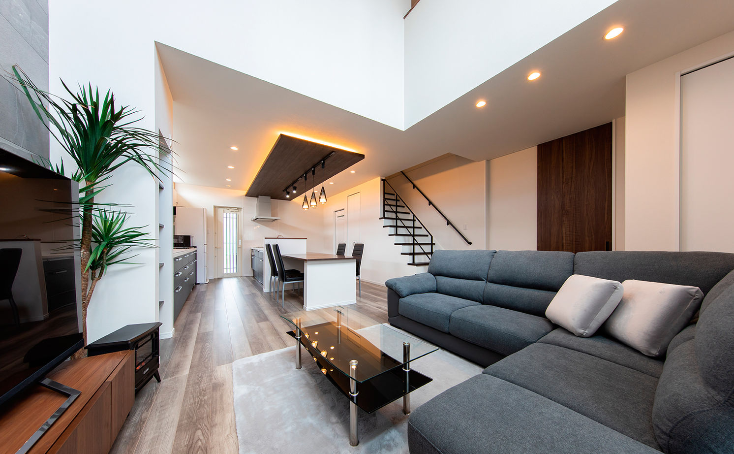 昭和ハウジング泉州・パナソニックビルダーズグループ 【3000万円台/テクノ工法/泉佐野市/車2台】吹き抜けのある広々リビング！洗練された大人のおしゃれ空間の建築実例画像2