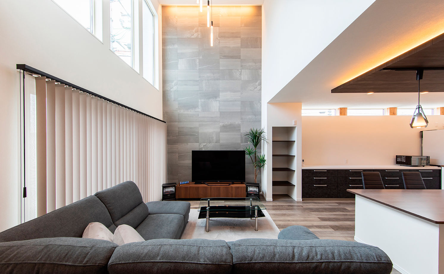 昭和ハウジング泉州・パナソニックビルダーズグループ 【3000万円台/テクノ工法/泉佐野市/車2台】吹き抜けのある広々リビング！洗練された大人のおしゃれ空間の建築実例画像3