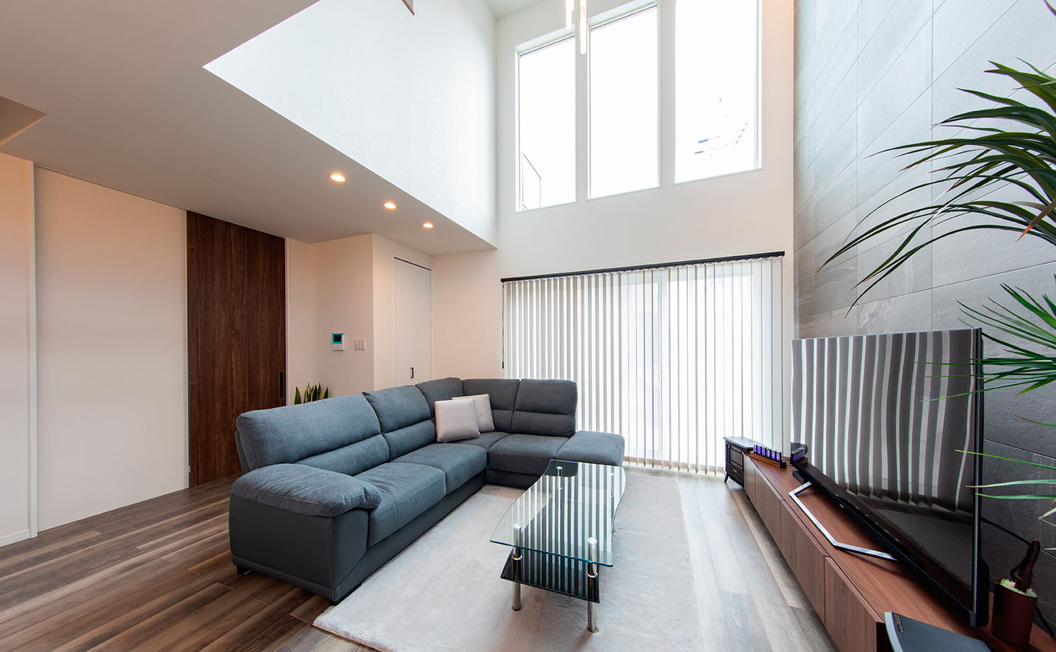 昭和ハウジング泉州・パナソニックビルダーズグループ 【3000万円台/テクノ工法/泉佐野市/車2台】吹き抜けのある広々リビング！洗練された大人のおしゃれ空間の建築実例画像4