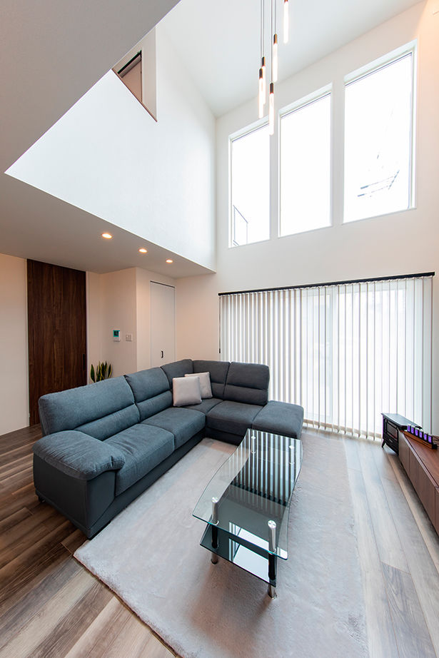 昭和ハウジング泉州・パナソニックビルダーズグループ 【3000万円台/テクノ工法/泉佐野市/車2台】吹き抜けのある広々リビング！洗練された大人のおしゃれ空間の建築実例画像6