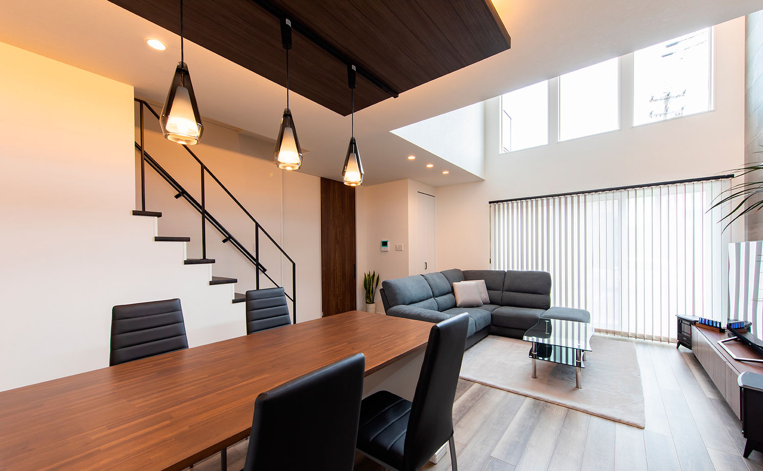 昭和ハウジング泉州・パナソニックビルダーズグループ 【3000万円台/テクノ工法/泉佐野市/車2台】吹き抜けのある広々リビング！洗練された大人のおしゃれ空間の建築実例画像8