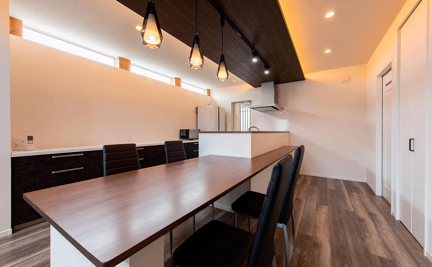 昭和ハウジング泉州・パナソニックビルダーズグループ 【3000万円台/テクノ工法/泉佐野市/車2台】吹き抜けのある広々リビング！洗練された大人のおしゃれ空間の建築実例画像9