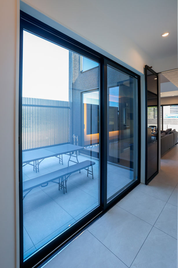 昭和ハウジング泉州・パナソニックビルダーズグループ 【平屋/3,000万円台/テクノ工法/間取り図】内外をブラックベースでクールに。迫力のあるオンリーワンの平屋の建築実例画像6