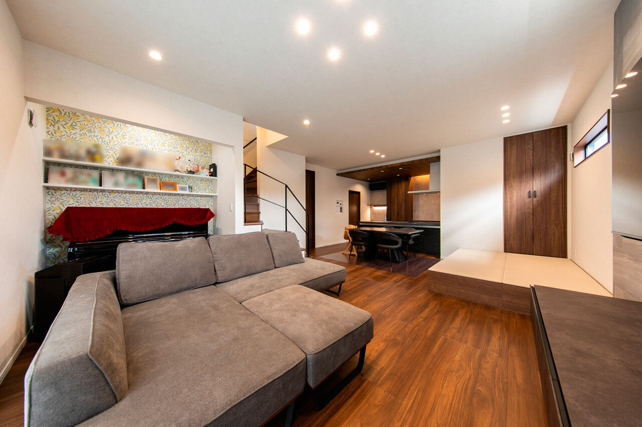 昭和ハウジング泉州・パナソニックビルダーズグループ 【2000万円台/テクノ工法/貝塚市/間取り図】ブラック×ウォールナットがモダン。家事ラクな平屋風動線の家の建築実例画像2