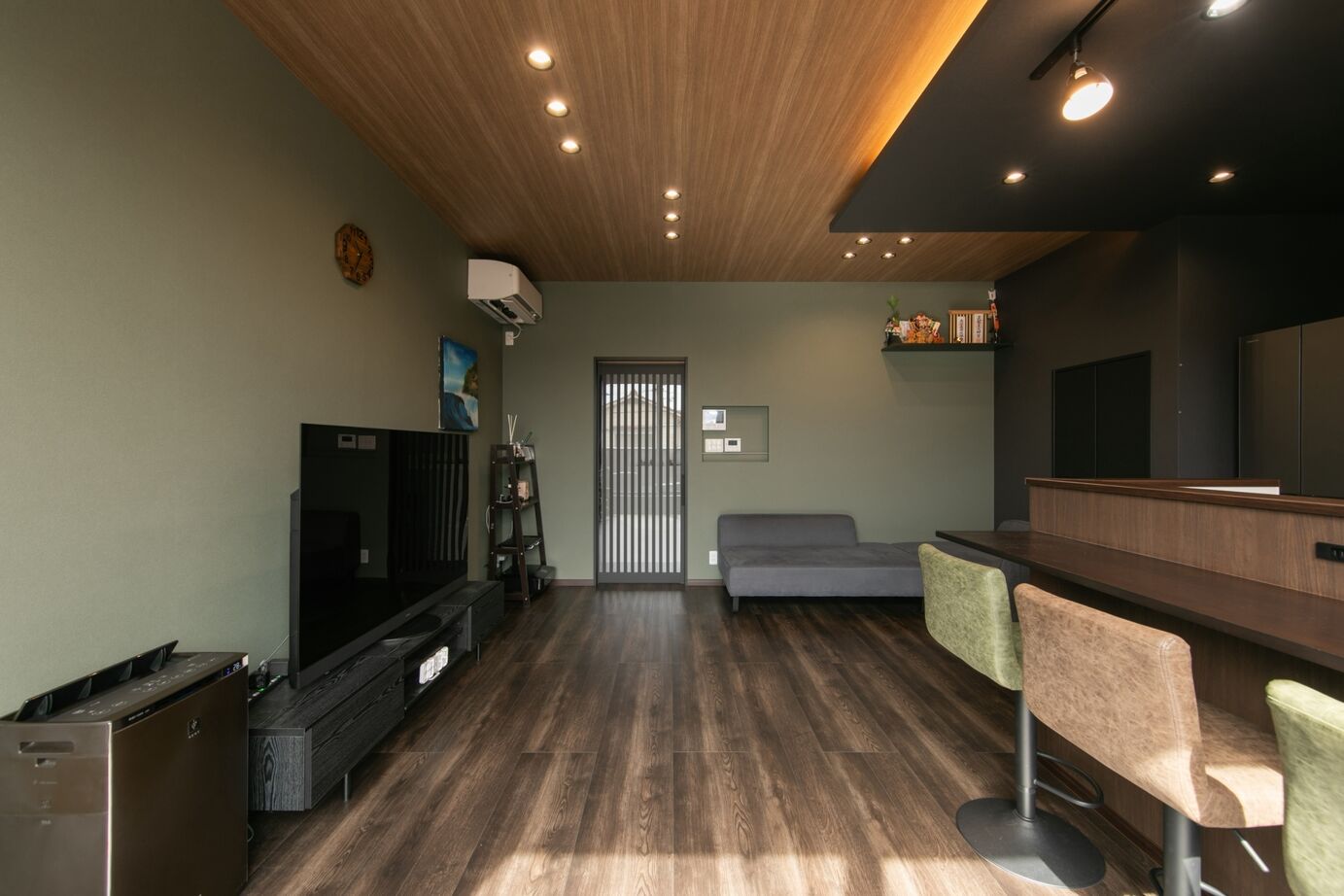 昭和ハウジング泉州・パナソニックビルダーズグループ 【貝塚市/２台駐車】木目とブラックが映える、家事ラクな回遊動線の家の建築実例画像1