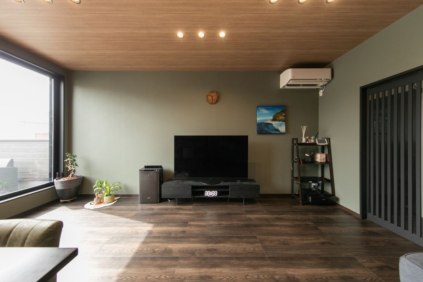 昭和ハウジング泉州・パナソニックビルダーズグループ 【貝塚市/２台駐車】木目とブラックが映える、家事ラクな回遊動線の家の建築実例画像2