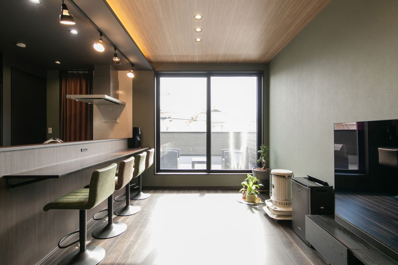 昭和ハウジング泉州・パナソニックビルダーズグループ 【貝塚市/２台駐車】木目とブラックが映える、家事ラクな回遊動線の家の建築実例画像3