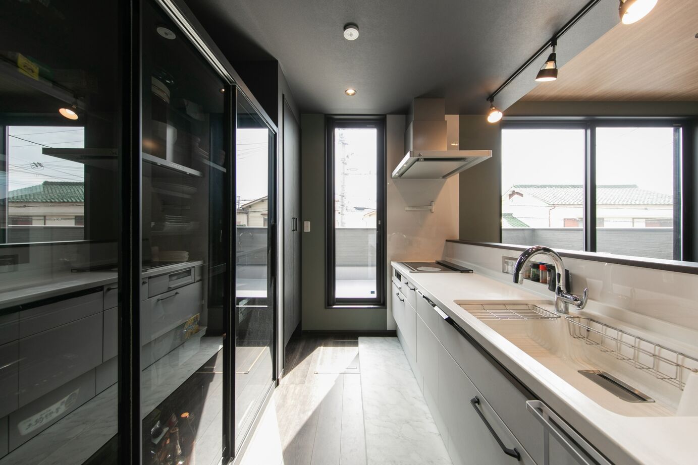 昭和ハウジング泉州・パナソニックビルダーズグループ 【貝塚市/２台駐車】木目とブラックが映える、家事ラクな回遊動線の家の建築実例画像4