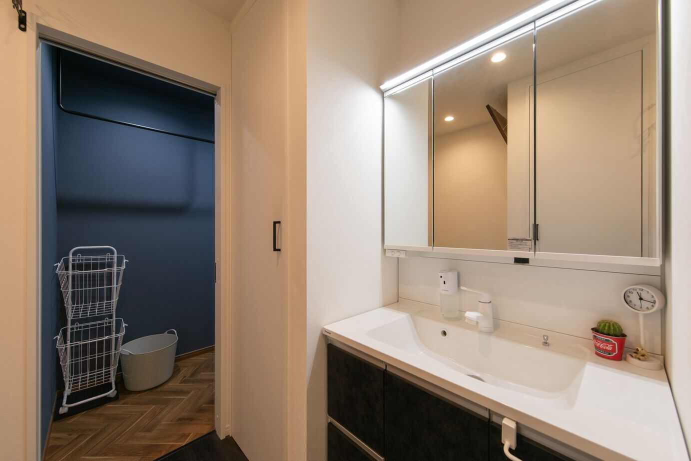 昭和ハウジング泉州・パナソニックビルダーズグループ 【貝塚市/２台駐車】木目とブラックが映える、家事ラクな回遊動線の家の建築実例画像5