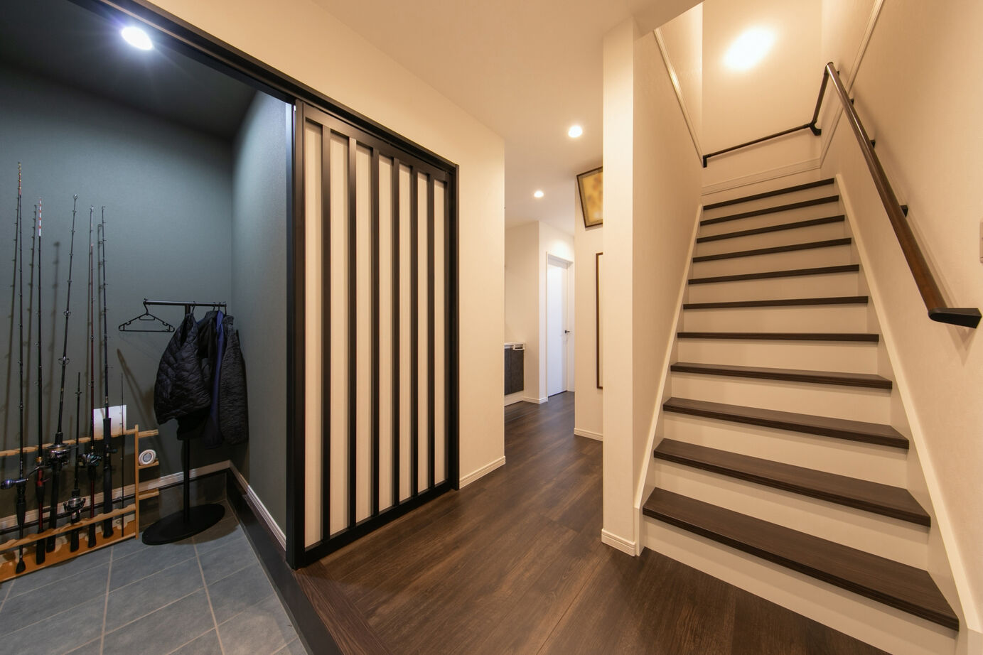 昭和ハウジング泉州・パナソニックビルダーズグループ 【貝塚市/２台駐車】木目とブラックが映える、家事ラクな回遊動線の家の建築実例画像6