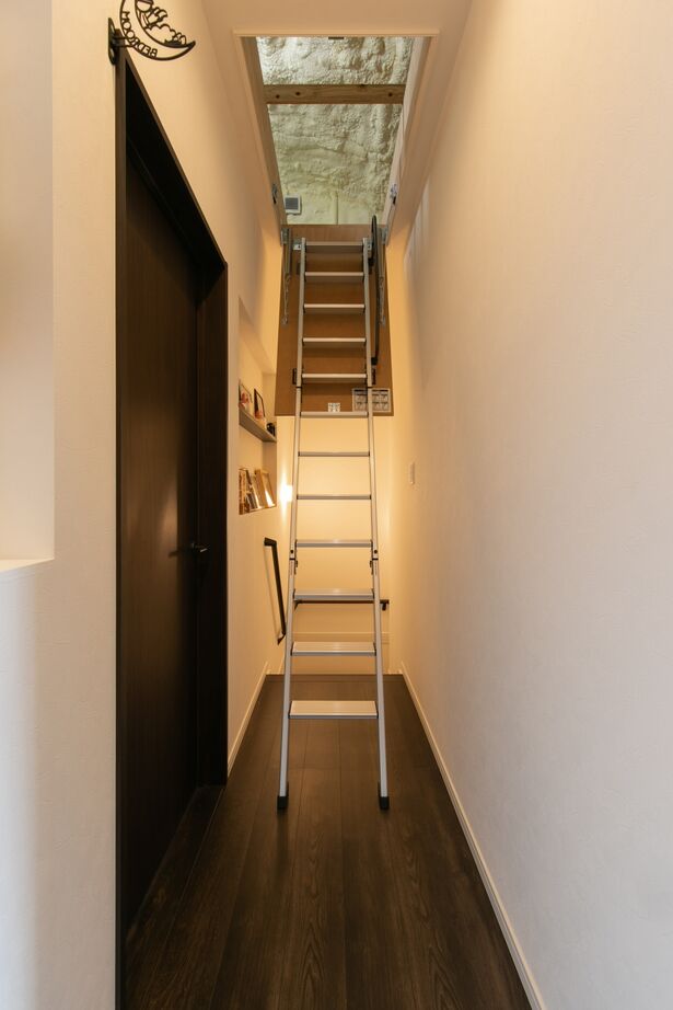 昭和ハウジング泉州・パナソニックビルダーズグループ 【貝塚市/２台駐車】木目とブラックが映える、家事ラクな回遊動線の家の建築実例画像9