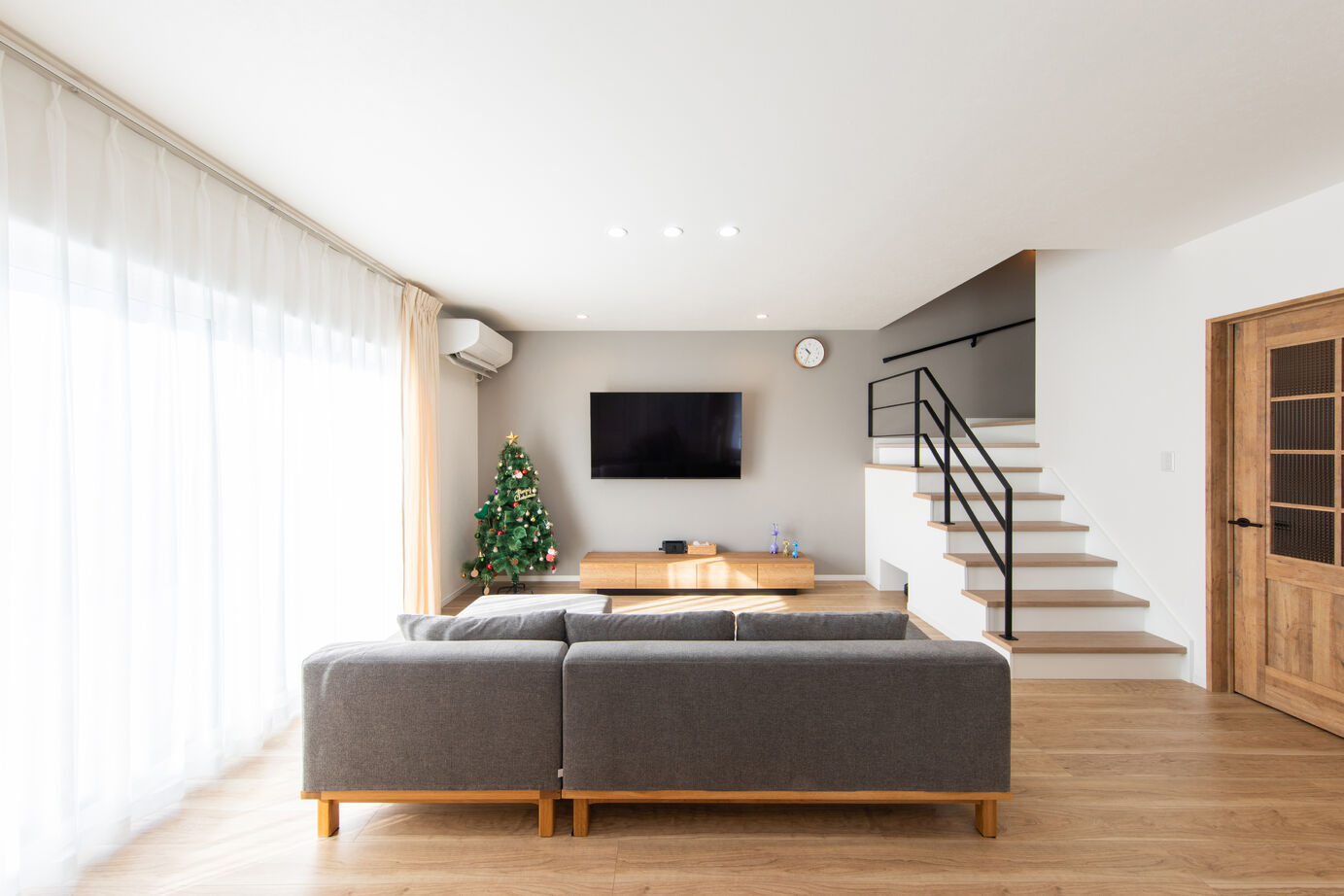 昭和ハウジング泉州・パナソニックビルダーズグループ 【岸和田市】木目が映える、北欧風のおしゃれな住まいの建築実例画像